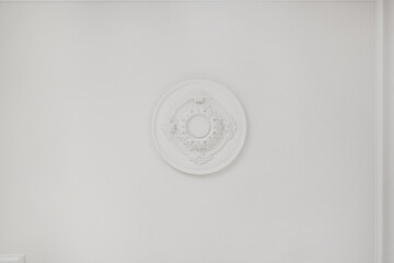 Detail of corner ceiling cornice with intricate crown molding. © hiv360