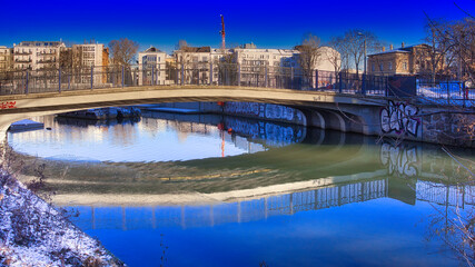 Blick auf die Schreberbrücke am Stadthafen im Winter und mit Schnee, Blauer Himmel, Leipzig,...