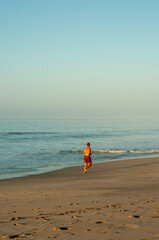 Hombre adulto blanco corriendo al amanecer en Playa Mermejita, Mazunte, Oaxaca. 