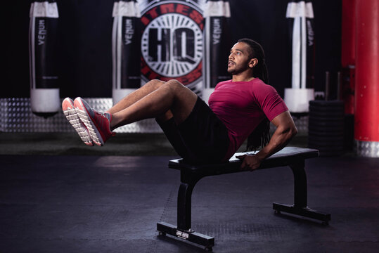 Man doing ab work-out at the gym