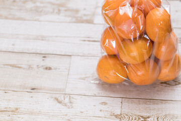 ビニール袋に入ったミカン