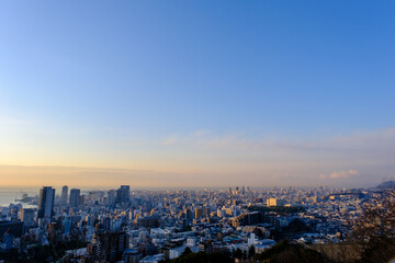 Fototapeta na wymiar 都市の夜明け。神戸元町の高台、ヴィーナスブリッジより神戸市街地を臨む。