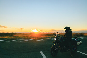 夕陽とオートバイ