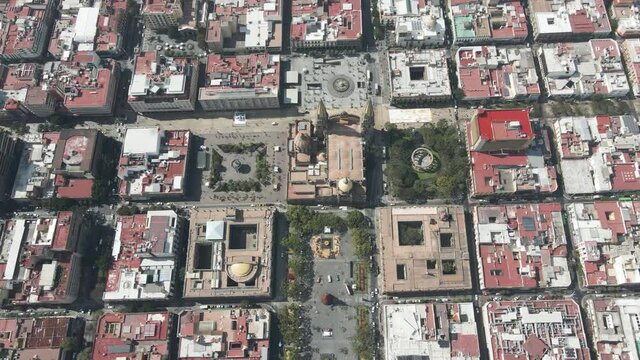 Plaza de Guadalajara durante el d&iacute;a en la temporada navide&ntilde;a de fin de a&ntilde;o, adornos navide&ntilde;os en la plaza principal de Jalisco una tarde de diciembre