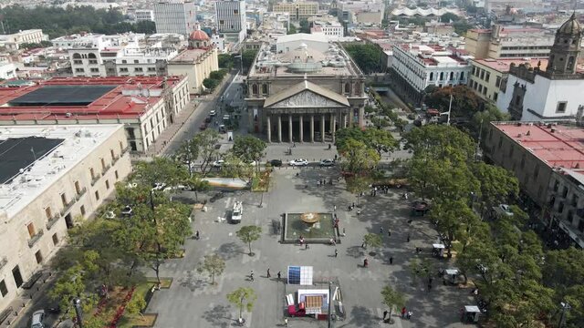 Plaza de Guadalajara durante el d&iacute;a en la temporada navide&ntilde;a de fin de a&ntilde;o, adornos navide&ntilde;os en la plaza principal de Jalisco una tarde de diciembre