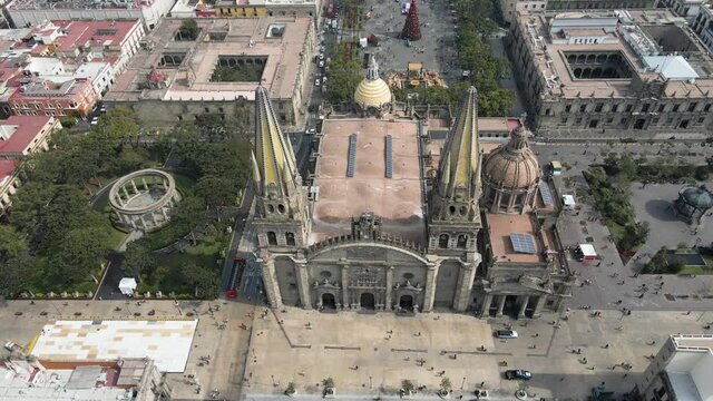 Plaza de Guadalajara durante el d&iacute;a en la temporada navide&ntilde;a de fin de a&ntilde;o, adornos navide&ntilde;os en la plaza principal de Jalisco una tarde de diciembre. Catedral de Guadalajara vista desde los aires.