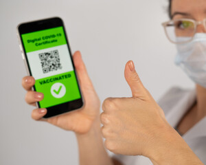 The doctor recommends vaccination and holds a smartphone with a QR code.
