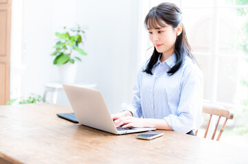 綺麗な部屋でパソコンの仕事をする女性1