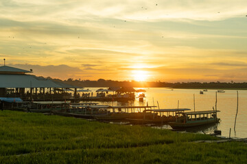 Obraz premium Atardecer en Puerto de Pucallpa 