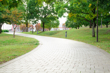 カーブする公園の散歩道の背景