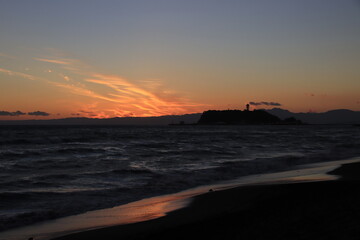 Fototapeta premium 七里ヶ浜から見る江ノ島の夕景