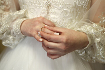 The bride wears a gold ring with a stone on her finger. Preparing for the wedding.
