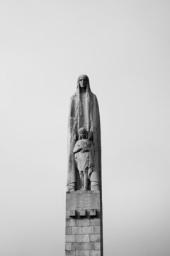 La statue de Sainte Genevi&egrave;ve au Pont de la Tournelle, &agrave; Paris, photographie en noir et blanc