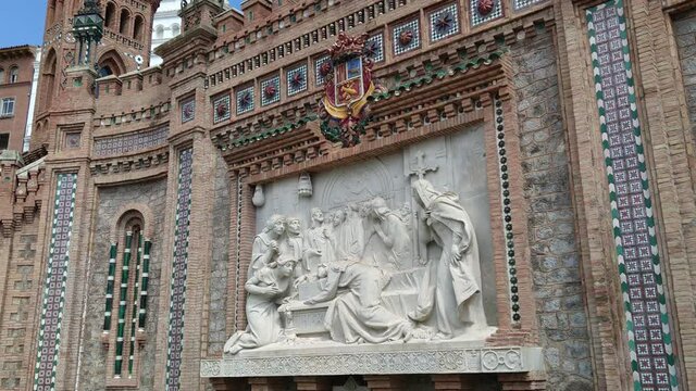 Altorrelieve y fuente de estilo mud&eacute;jar en la escalinata del &oacute;valo en la ciudad de Teruel, Espa&ntilde;a