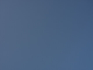 東京の雲のない青空。青の微妙なグラデーション。