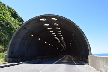 海岸道路のシェルター ／...