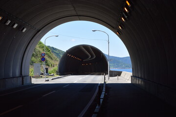 海岸道路のシェルター ／...