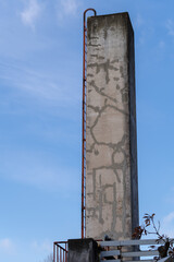 古びた煙突にはしごが付いている　南青山3丁目交差点から見える街の風景