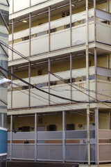 古いマンションと目隠しの塀　原宿の風景　神宮前、渋谷区、東京、日本