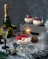Słodka przekąska na imprezę, deser sylwestrowy, impreza sylwester nowy rok, mus chałwowy z malinami, fajerwerki zimne ognie, szampan