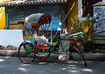 Fototapeta na wymiar bicycle rickshaw parked near the road in Pondicherry City