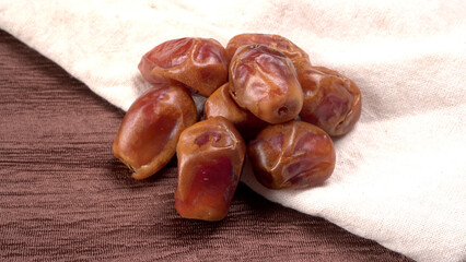 Obraz premium Dates in wooden bowl on background. dried dates fruit.