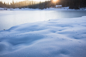 le lac Genin gelé dans l'Ain un jour d'hiver