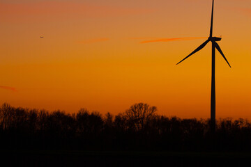 Obraz premium wind turbines at sunset