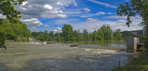 Wehr bei Brugger Badi bei Hochwasser