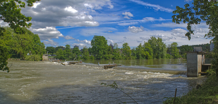 Wehr bei Brugger Badi bei Hochwasser