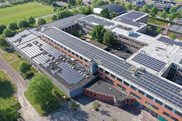 Drone photo of a large school building for vmbo, mavo ,havo and vwo education.
1100 solar panels...