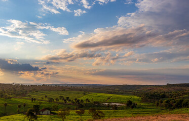 Fototapeta premium Fim de tarde com montanhas e uma casinha na zona rural de Minas Gerais, Brasil.