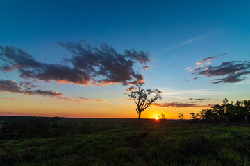 Pôr do sol alaranjado sobre a montanha no cerrado em Minas Gerais, Brasil.