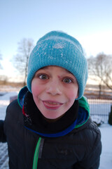 portret młodego chłopaka w zimowej scenerii 