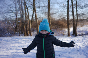 radosny chłopak biega po śniegu 