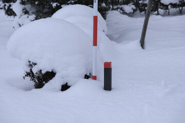 雪の中にある境界杭　冬の測量　土地　イメージ