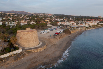 vista de la torre de los lances en la playa de las cañas en la costa de Marbella, Andalucía