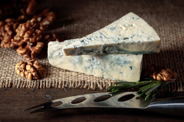 Blue cheese with walnuts and rosemary.