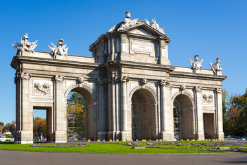 Fototapeta na wymiar Puerta de Alcalá en Madrid, España