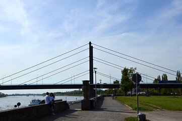 Brücke über den Fluss Rhein in Düsseldorf, Nordrhein - Westfalen