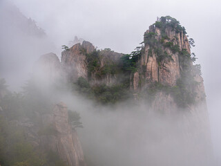 mist en mist die betrekking hebben op de Huangshan-bergen, het bos, de gele bergen, Anhui, Huangshan, China, Azië, stock foto