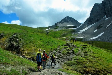 Fototapeta premium Austrian Alps - view of the footpath from Rüfikop to the Stuttgarter Hut near Lech in the Lechtal Alps