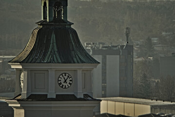 Dzwonnica ( wieża kościoła) . Zegar na kościele pw. Świętego Michała Archanioła w Ostrowcu - obrazy, fototapety, plakaty