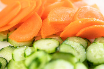 スライスした人参ときゅうり
