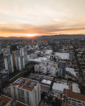 Ciudad urbana al atardecer 