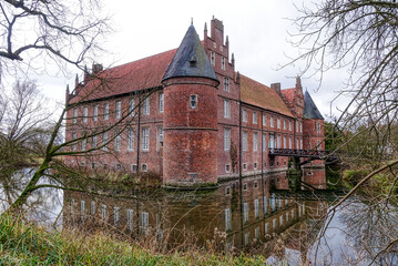 Fototapeta premium Historisches Wasserschloss in Herten im Herbst