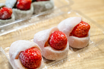 パックに入ったいちご大福