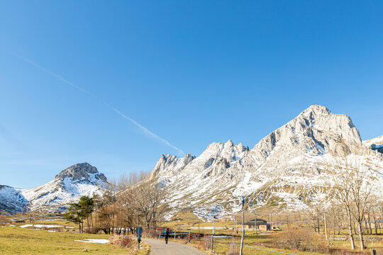 Ruta por el embalse de Casares de Arbas, Villaman&iacute;b Leon, Espa&ntilde;a.