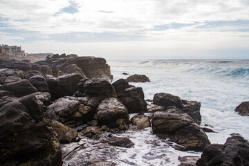 Rocher et falaise et océan 