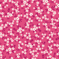 Mooi vintage bloemenpatroon. Kleine witte bloemen en bordeauxrode bladeren. roze achtergrond. Bloemen naadloze achtergrond. Een elegante sjabloon voor modieuze prints.